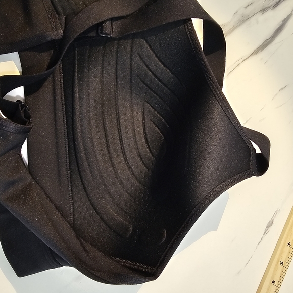 Under Armour Sports Black Bra Racer Back Adjustable Straps Style 1372559 Womens - Picture 10 of 12